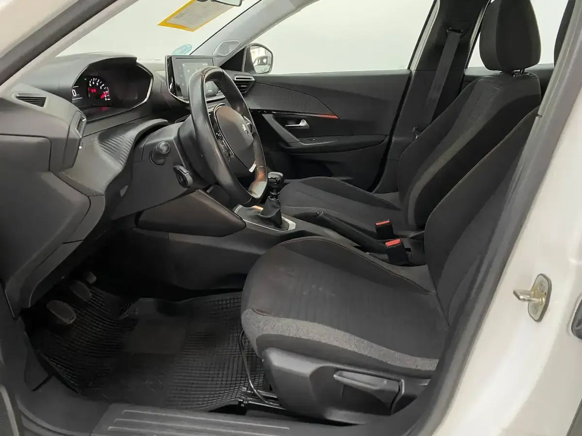 Usado Peugeot 2008 Active 100 CV (73 kW) 2020 Blanco SUV