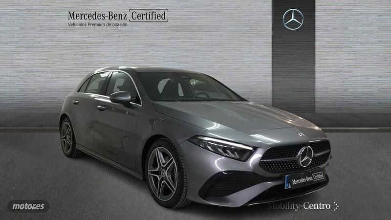 Usado Mercedes A180 AMG line 116 CV (85 kW) 2024 Gris montaña Berlina