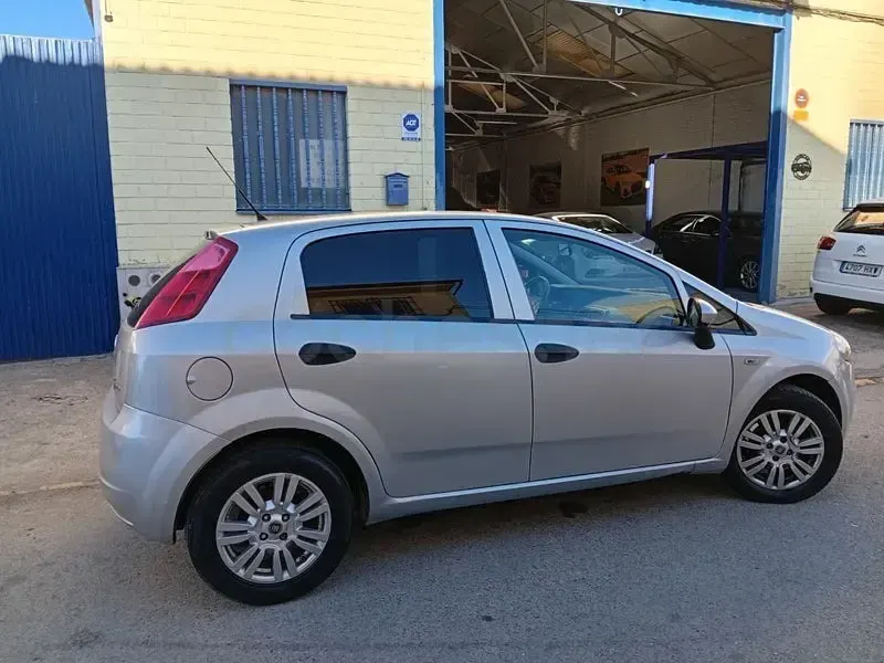 Usado Fiat Punto Active 69 CV (50 kW) 2011 Gris / plata Utilitario