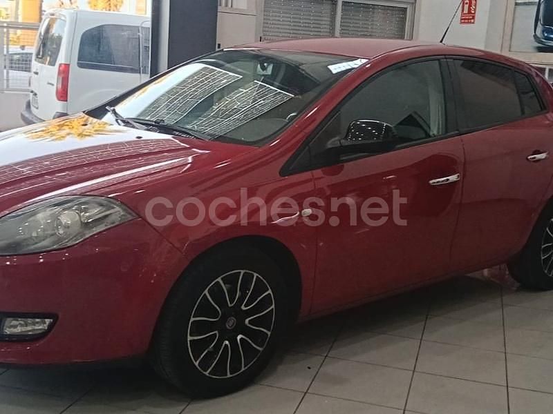 Rojo Usado 2013 Fiat Bravo Easy Utilitario | 5299 € (Precio justo) - Imagen 1/4