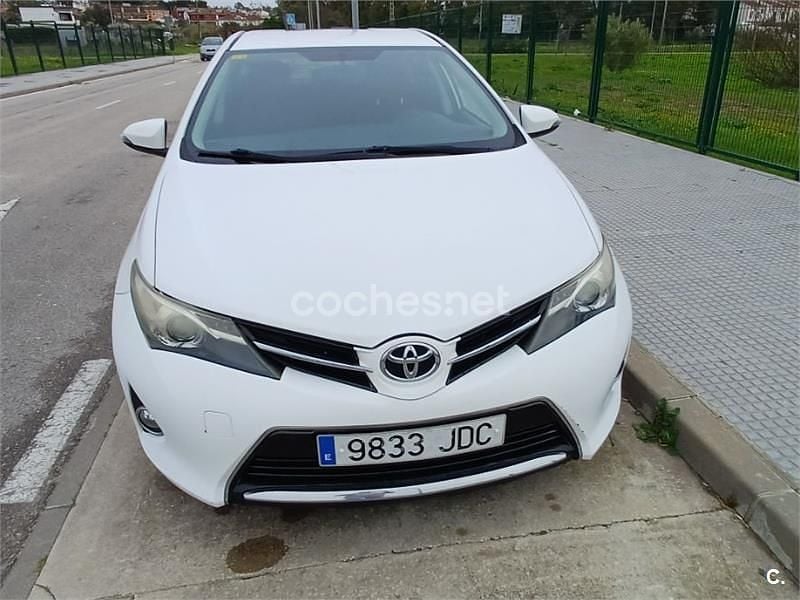 Usado Toyota Auris Active 90 CV (66 kW) 2015 Blanco Berlina
