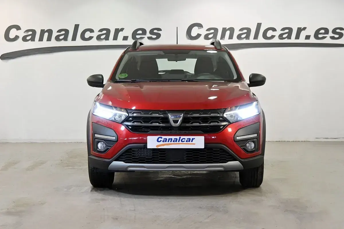 Usado Dacia Sandero Stepway 91 CV (66 kW) 2022 Rojo cereza Utilitario