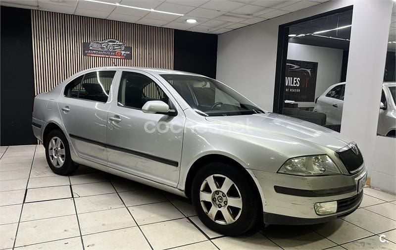 Gris / plata Usado 2006 Skoda Octavia Elegance Berlina | 3900 € (Buen precio) - Imagen 1/4