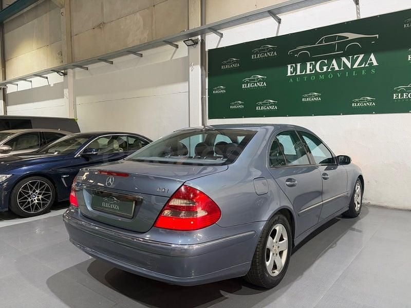 Usado Mercedes E320 Avantgarde 204 CV (150 kW) 2004 Azul Berlina