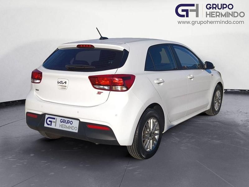 Usado Kia Rio 84 CV (61 kW) 2022 Blanco Berlina