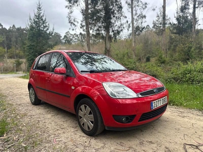 Usado Ford Fiesta 68 CV (50 kW) 2005 Rojo Utilitario