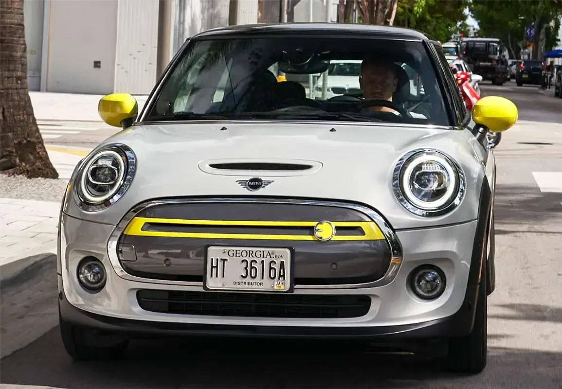 Käytetty Mini Cooper SE 135 kW (184 HP) 2021 Musta Viistoperä