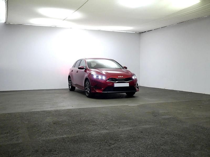 Usado Kia Ceed 136 CV (100 kW) 2023 Rojo Utilitario