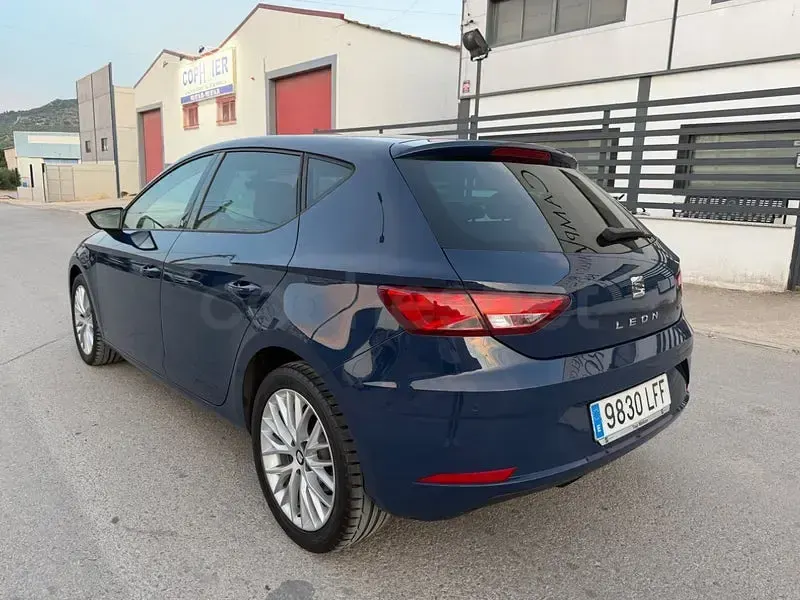 Usado Seat Leon Style 130 CV (95 kW) 2020 Azul Berlina
