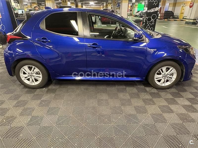 Usado Toyota Yaris Hybrid Active 116 CV (85 kW) 2021 Azul Berlina