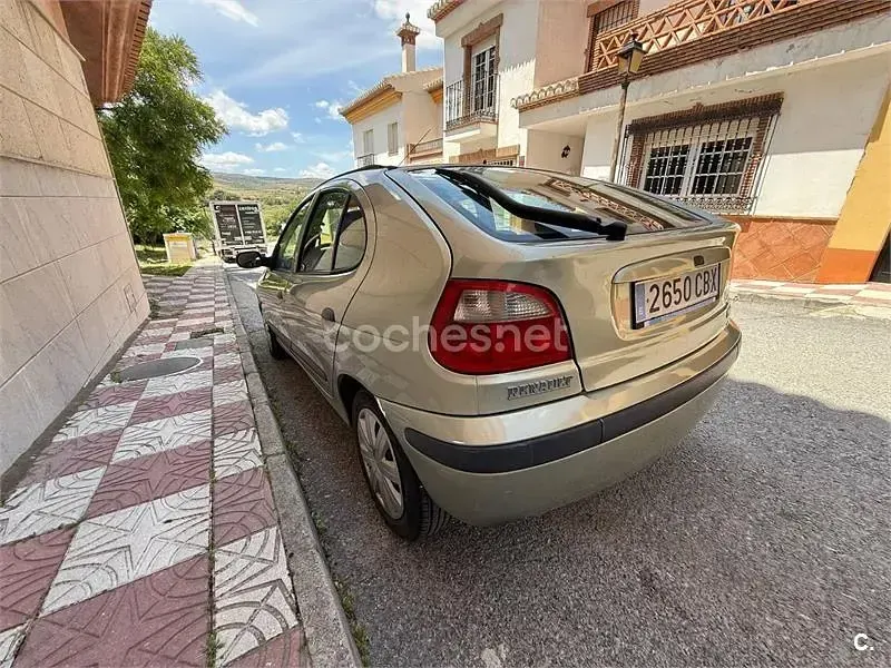 Usado Renault Mégane II Authentique 80 CV (58 kW) 2002 Beige Berlina