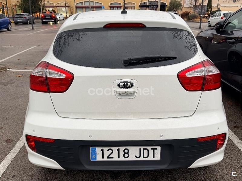 Blanco Usado 2015 Kia Rio Berlina | 7000 € (Buen precio) - Imagen 1/3