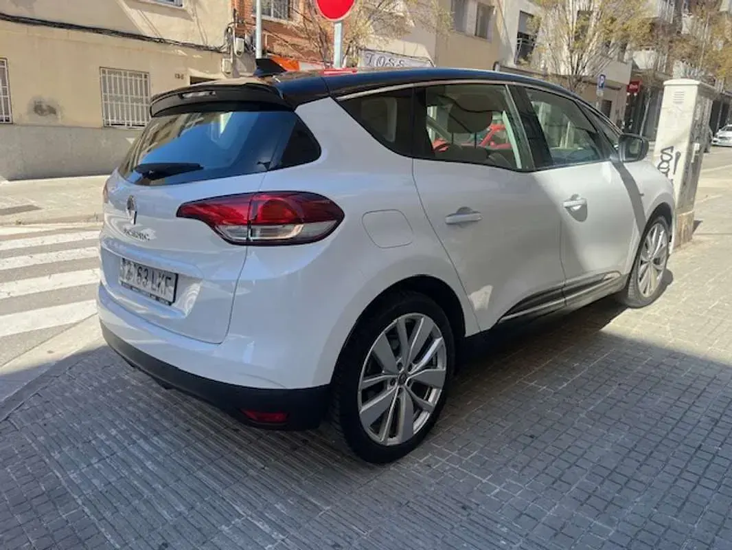 Usado Renault Scénic LIMITED 120 CV (88 kW) 2020 Blanco Monovolumen