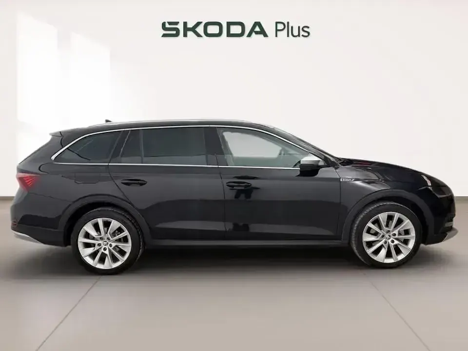 Usado Skoda Octavia Scout 4x4 200 CV (147 kW) 2023 Negro Familiar