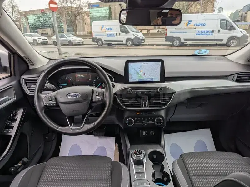 Usado Ford Focus Titanium 120 CV (88 kW) 2021 Gris / plata Berlina