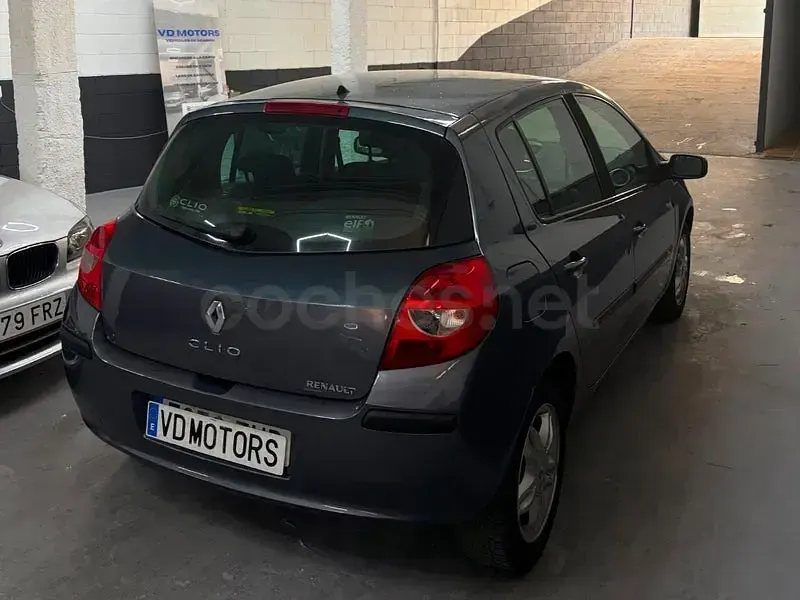 Usado Renault Clio II Dynamique 100 CV (73 kW) 2006 Gris / plata Berlina