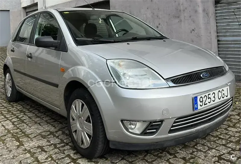 Usado Ford Fiesta Ghia 68 CV (50 kW) 2004 Gris / plata Utilitario