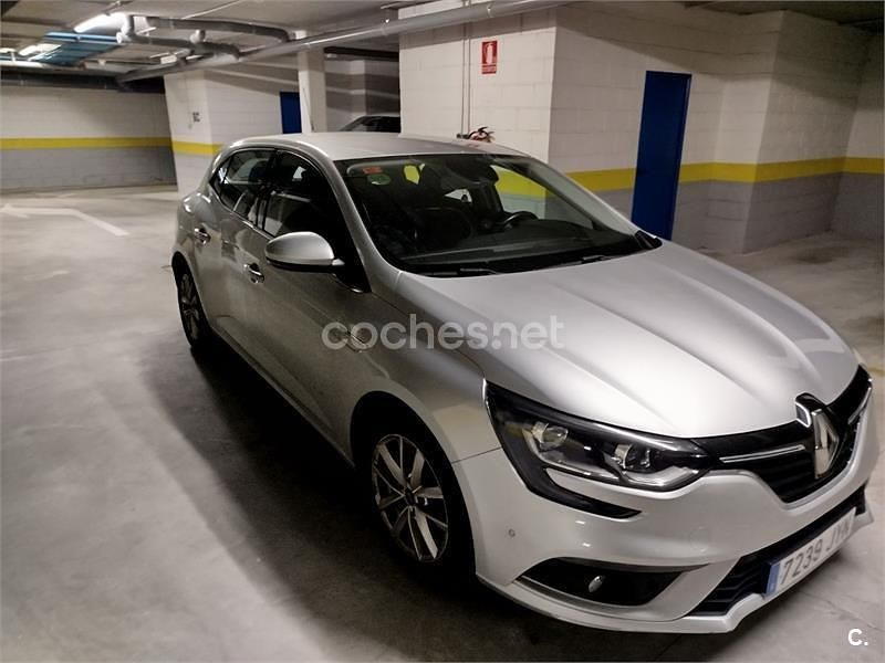 Usado Renault Mégane IV Zen 130 CV (95 kW) 2017 Gris / plata Berlina