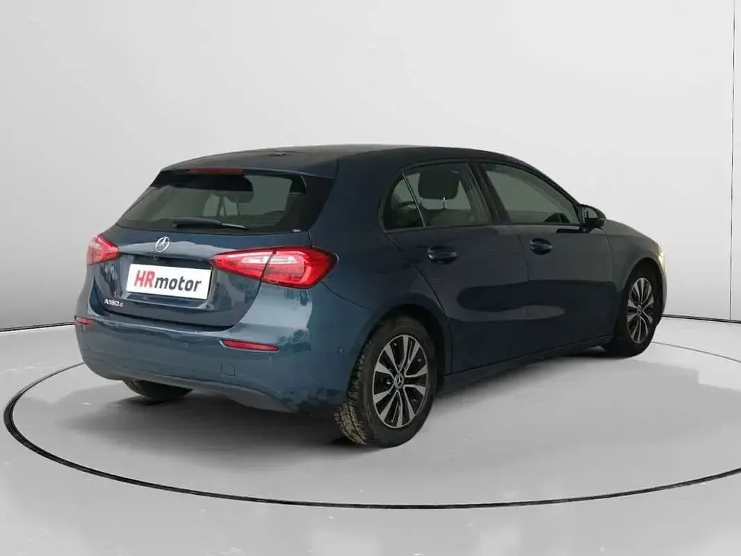 Usado Mercedes A180 116 CV (85 kW) 2022 Azul Utilitario