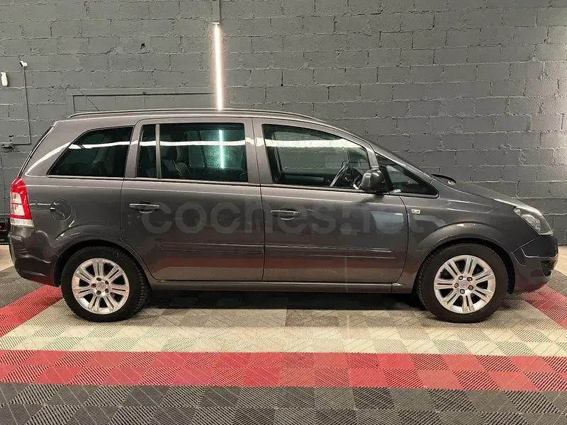 Usado Opel Zafira Family 110 CV (80 kW) 2012 Gris / plata Monovolumen