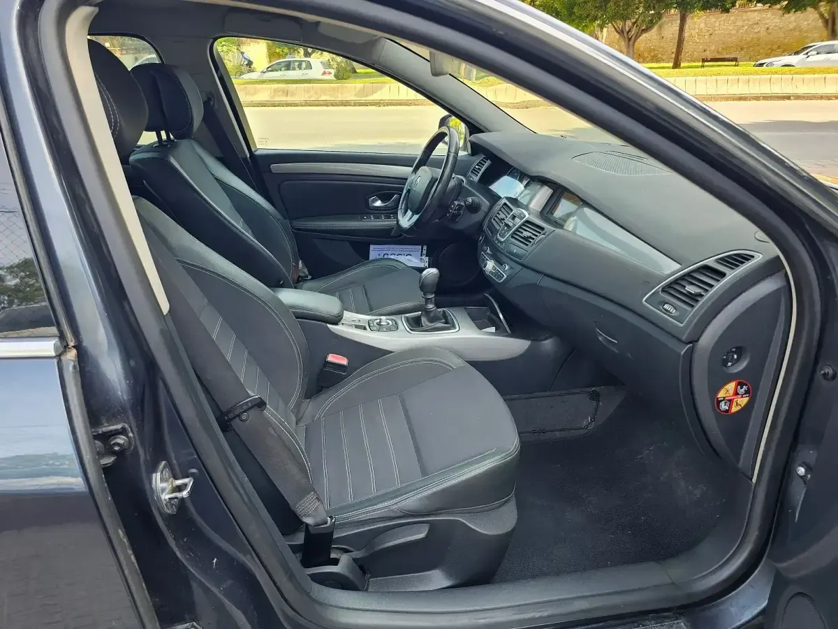 Usado Renault Laguna III Dynamique 130 CV (95 kW) 2012 Gris / plata Familiar