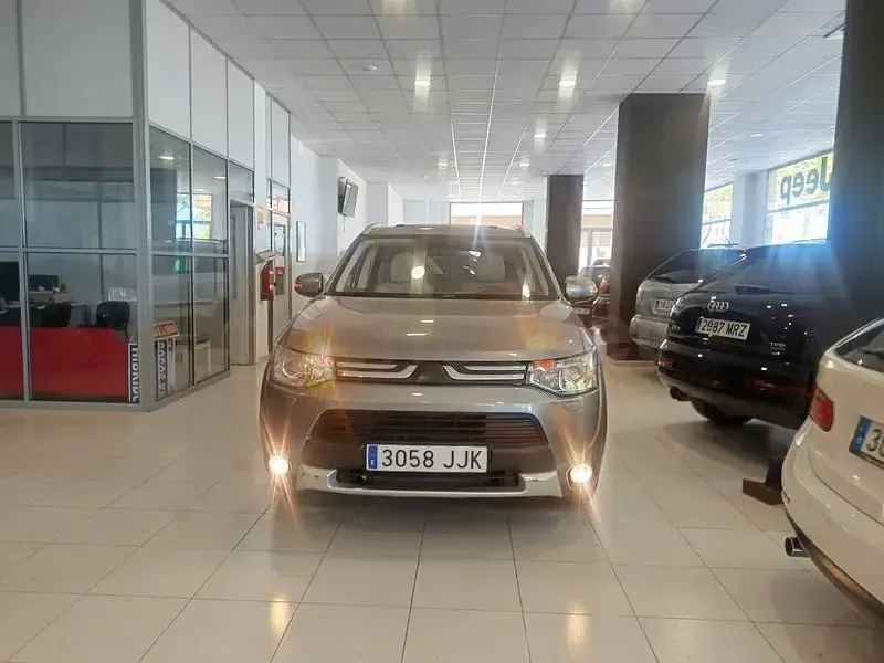 Usado Mitsubishi Outlander P-HEV 203 CV (149 kW) 2015 Gris / plata SUV