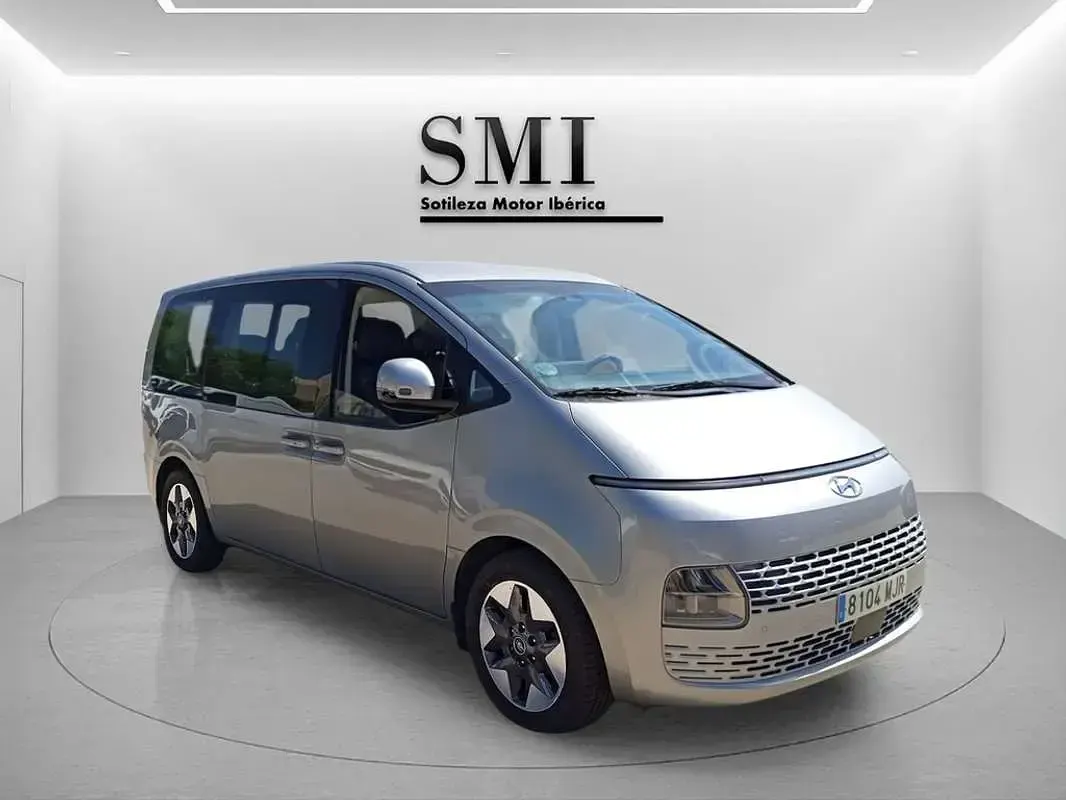 Usado Hyundai Staria 177 CV (130 kW) 2023 Gris Monovolumen