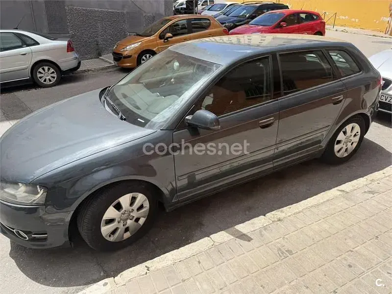 Usado Audi A3 Attraction 105 CV (77 kW) 2013 Gris / plata Berlina