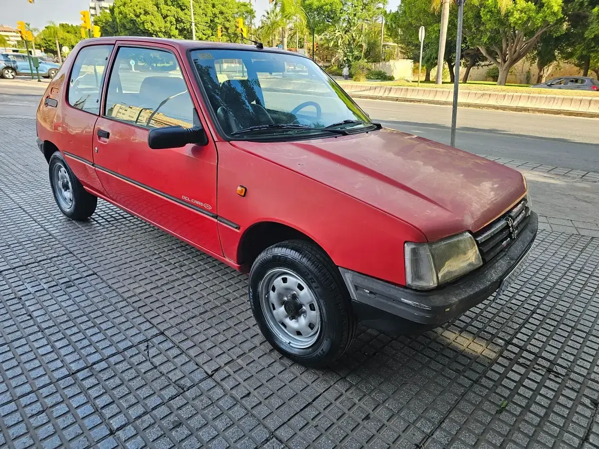 Usado Peugeot 205 60 CV (44 kW) 1996 Rojo Utilitario