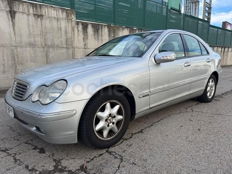 Usado Mercedes C200 Elegance 163 CV (119 kW) 2001 Gris / plata Berlina