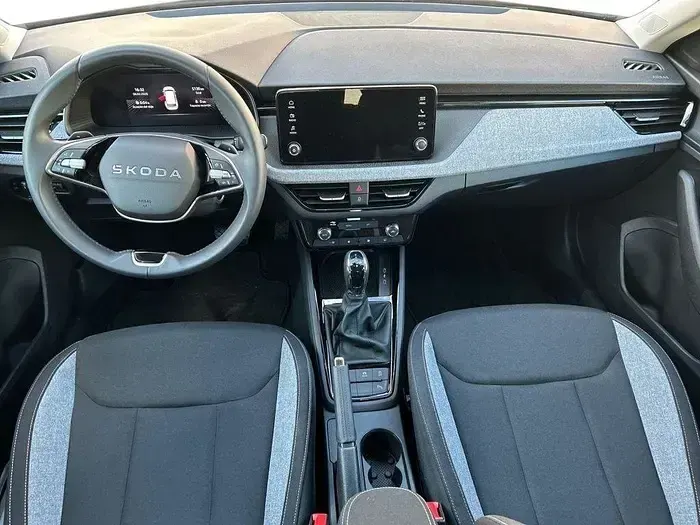 Usado Skoda Kamiq Selection 116 CV (85 kW) 2025 Gris / plateado SUV