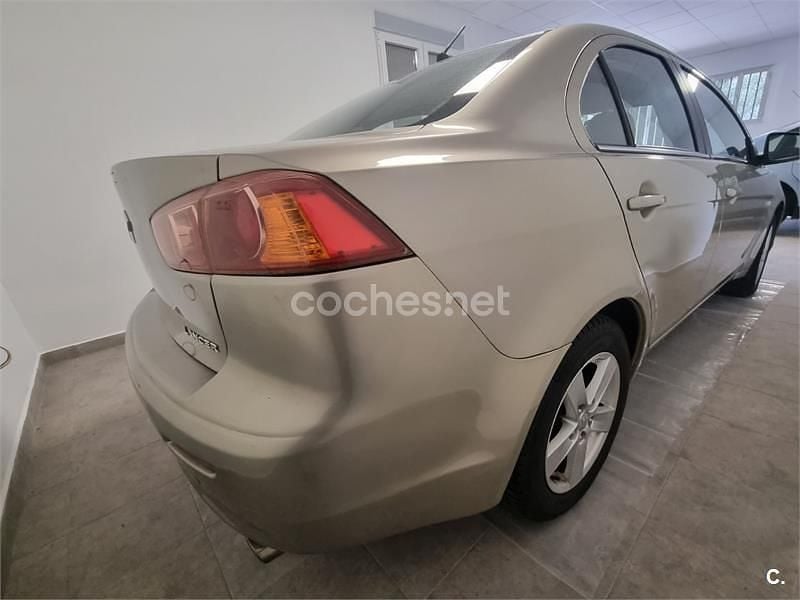 Beige Usado 2011 Mitsubishi Lancer Sportback Instyle Berlina | 4960 € - Imagen 1/4