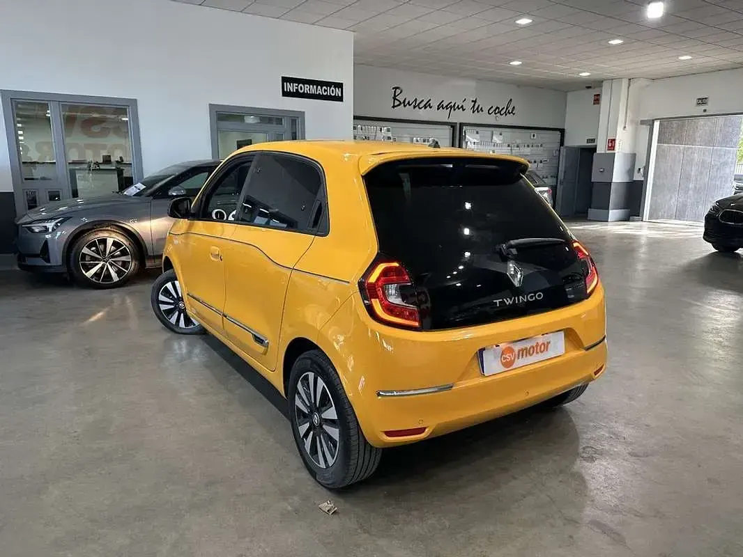 Usado Renault Twingo Techno 60 kW (82 CV) 2023 Amarillo Utilitario