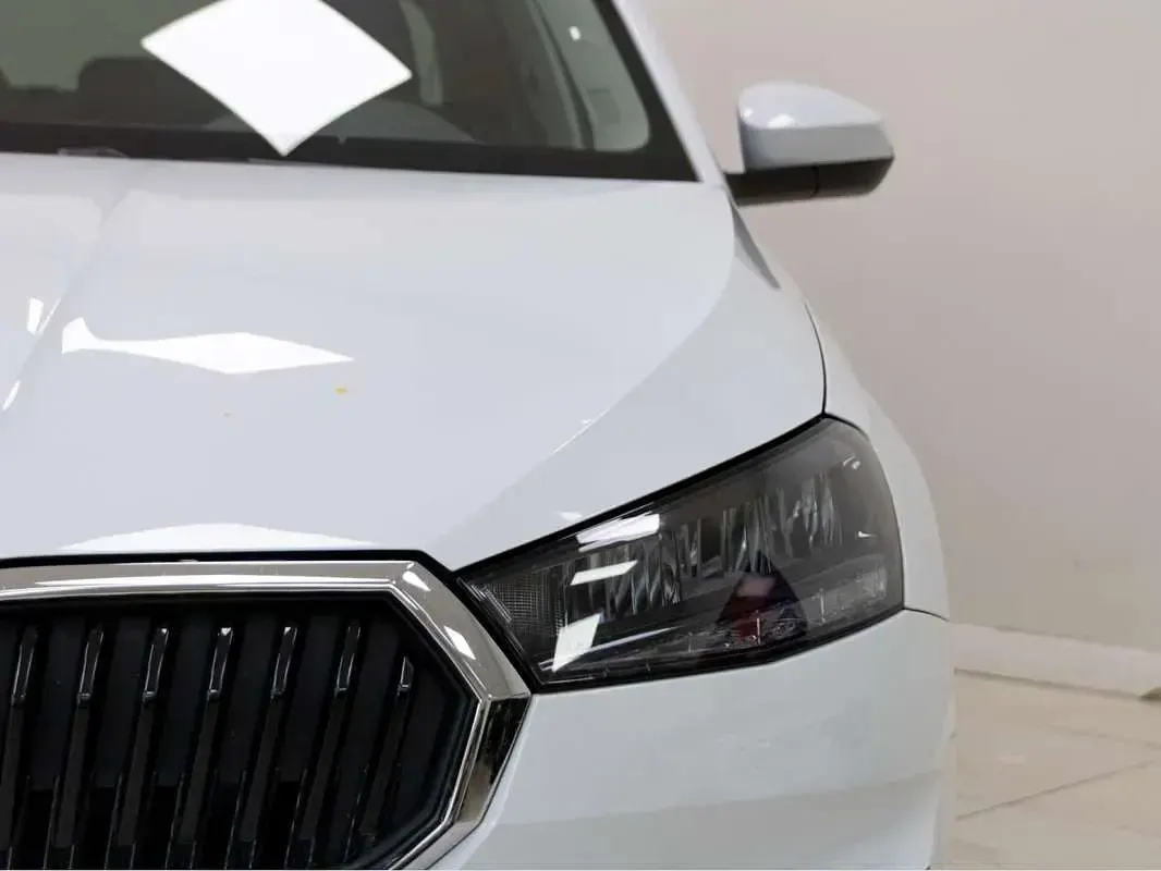 Usado Skoda Fabia Selection 116 CV (85 kW) 2025 Blanco Utilitario
