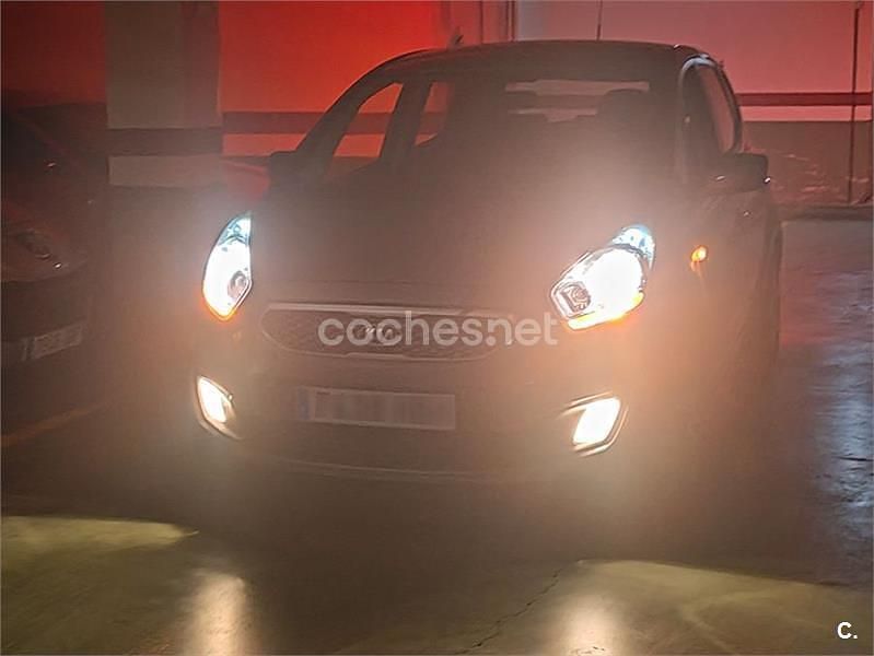Usado Kia Venga 90 CV (66 kW) 2011 Gris / plata Utilitario
