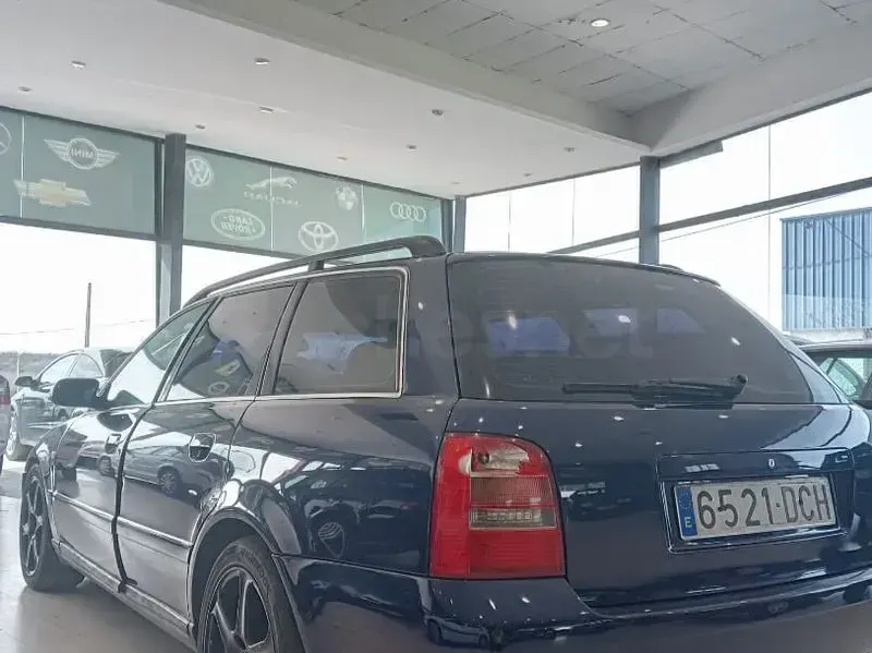 Usado Audi A4 180 CV (132 kW) 2001 Azul Berlina