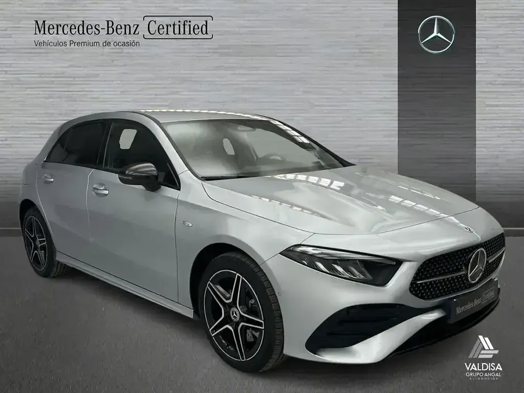 Usado Mercedes A250 AMG line 218 CV (160 kW) 2025 Gris / plateado Berlina