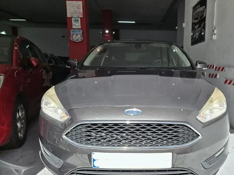 Usado Ford Focus 125 CV (91 kW) 2015 Marrón Berlina