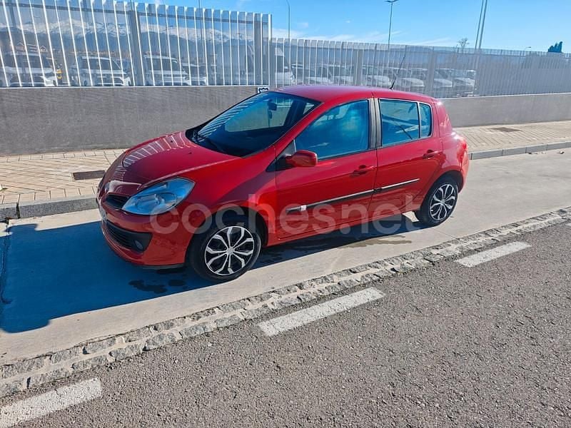 Usado Renault Clio II 75 CV (55 kW) 2008 Rojo Berlina
