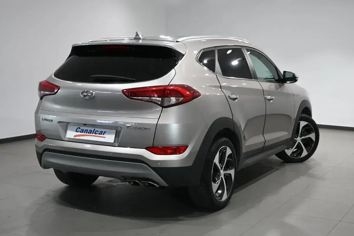 Usado Hyundai Tucson Style 184 CV (135 kW) 2016 Gris SUV