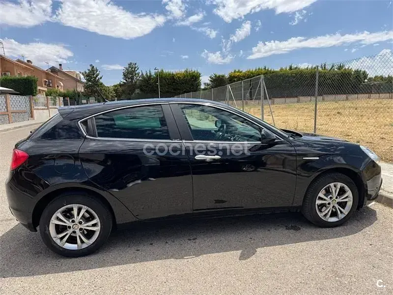Usado Alfa Romeo Giulietta Distinctive 140 CV (102 kW) 2011 Negro Utilitario