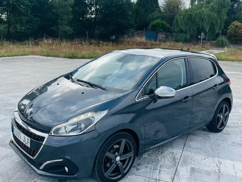 Usado Peugeot 208 Allure 110 CV (80 kW) 2016 Gris / plata Utilitario