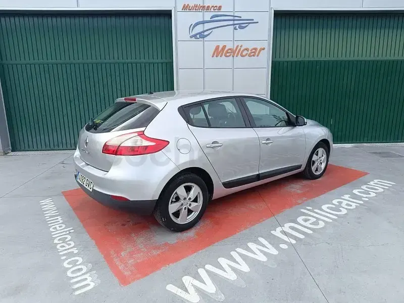 Usado Renault Mégane Dynamique 105 CV (77 kW) 2010 Gris / plata Berlina