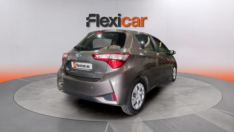 Begagnad Toyota Yaris Hybrid Active 100 HK (73 kW) 2022 Brun Sedan