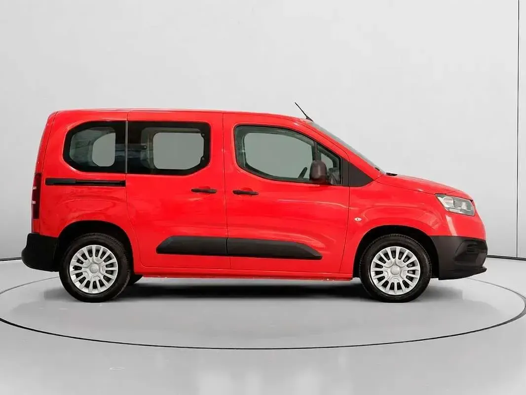 Usado Toyota Proace Active 131 CV (96 kW) 2023 Rojo Monovolumen