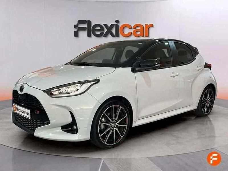 Usado Toyota Yaris Hybrid Sport 116 CV (85 kW) 2023 Gris Utilitario