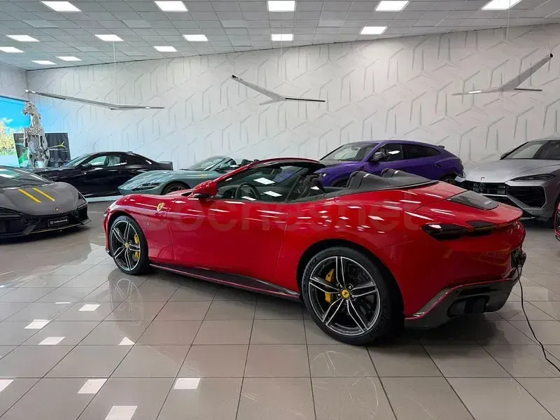 Usado Ferrari Roma 620 CV (456 kW) 2026 Rojo Descapotable