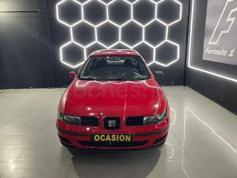 Usado Seat Leon Stella 90 CV (66 kW) 2000 Rojo Utilitario