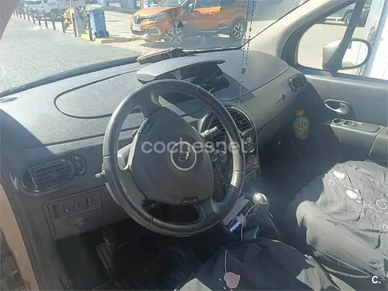 Usado Renault Grand Modus Exception 100 CV (73 kW) 2012 Gris / plata Monovolumen