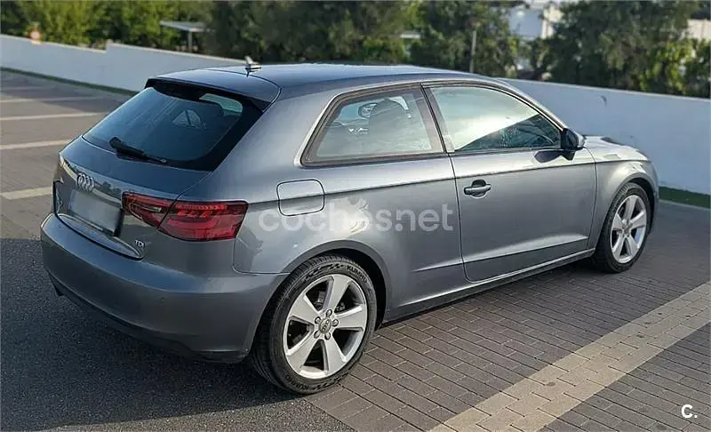 Usado Audi A3 Ambition 150 CV (110 kW) 2014 Gris / plata Berlina